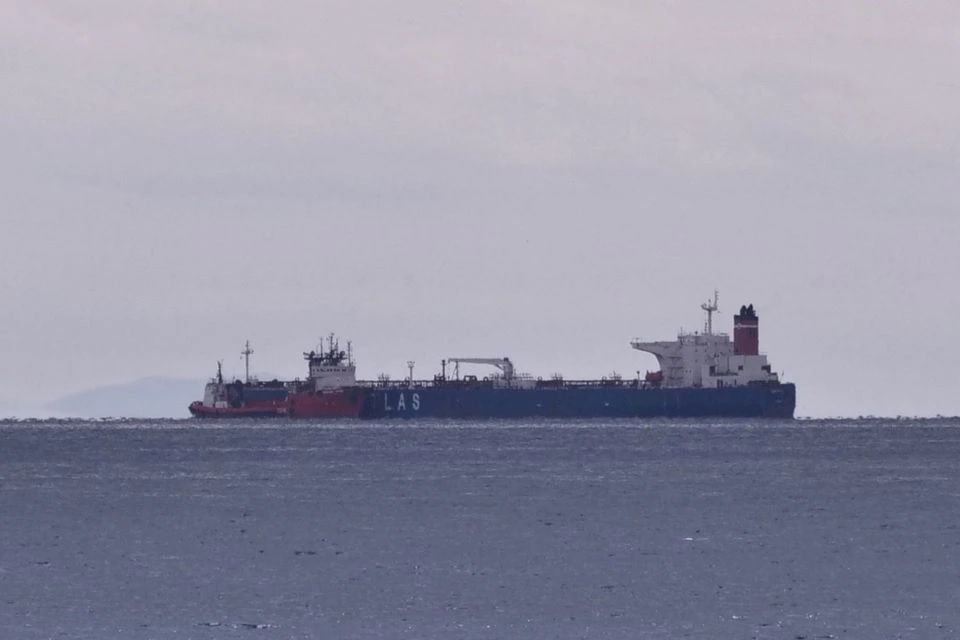 Kapal tanker minyak Pegas yang disita terlihat berlabuh di lepas pantai Karystos, di Pulau Evia, Yunani, 19 April 2022. Foto: Reuters/Vassilis Triandafyllou.