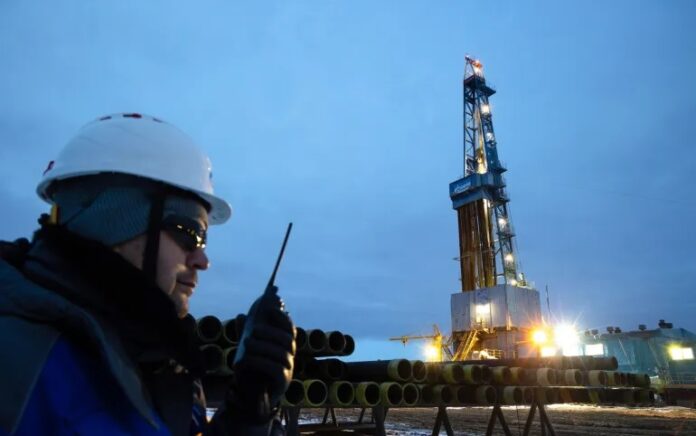 Lampu menerangi rig pengeboran gas di ladang minyak, gas dan kondensat Gazprom PJSC Chayandinskoye di Republik Sakha, Rusia. Foto: File: Andrey Rudakov/Bloomberg.