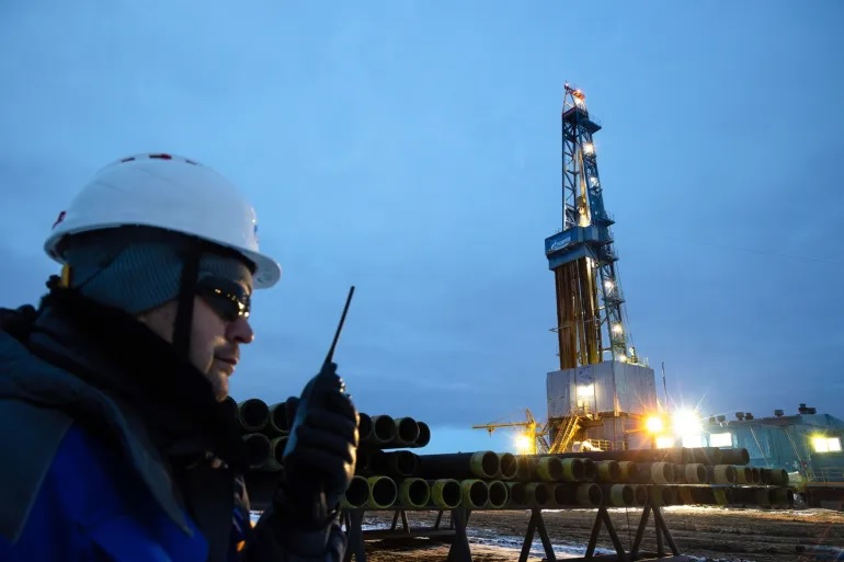 Lampu menerangi rig pengeboran gas di ladang minyak, gas dan kondensat Gazprom PJSC Chayandinskoye di Republik Sakha, Rusia. Foto: File: Andrey Rudakov/Bloomberg.