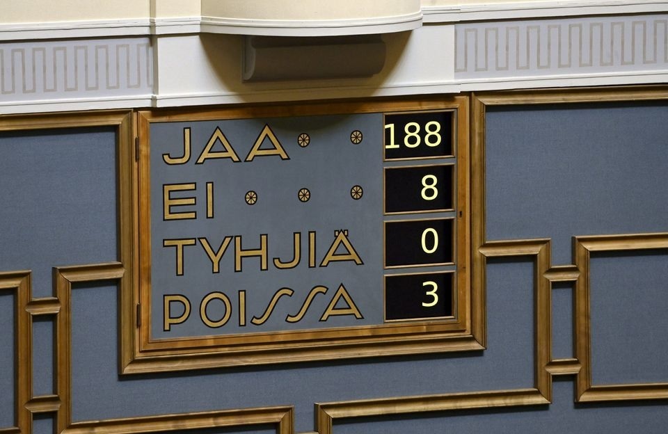 Hasil pemungutan suara NATO terlihat di papan pemungutan suara selama sesi pleno di parlemen Finlandia di Helsinki, pada Selasa 17 Mei 2022. Foto: Lehtikuva/Antti Aimo-Koivisto via Reuters.