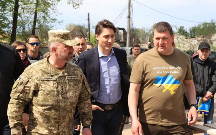 Justin Trudeau mengunjungi kota Irpin, Oblast Kyiv, dan bertemu Walikotanya Oleksandr Markushyn. Foto: Oleksandr Markushyn via Kyiv Independent Twitter.