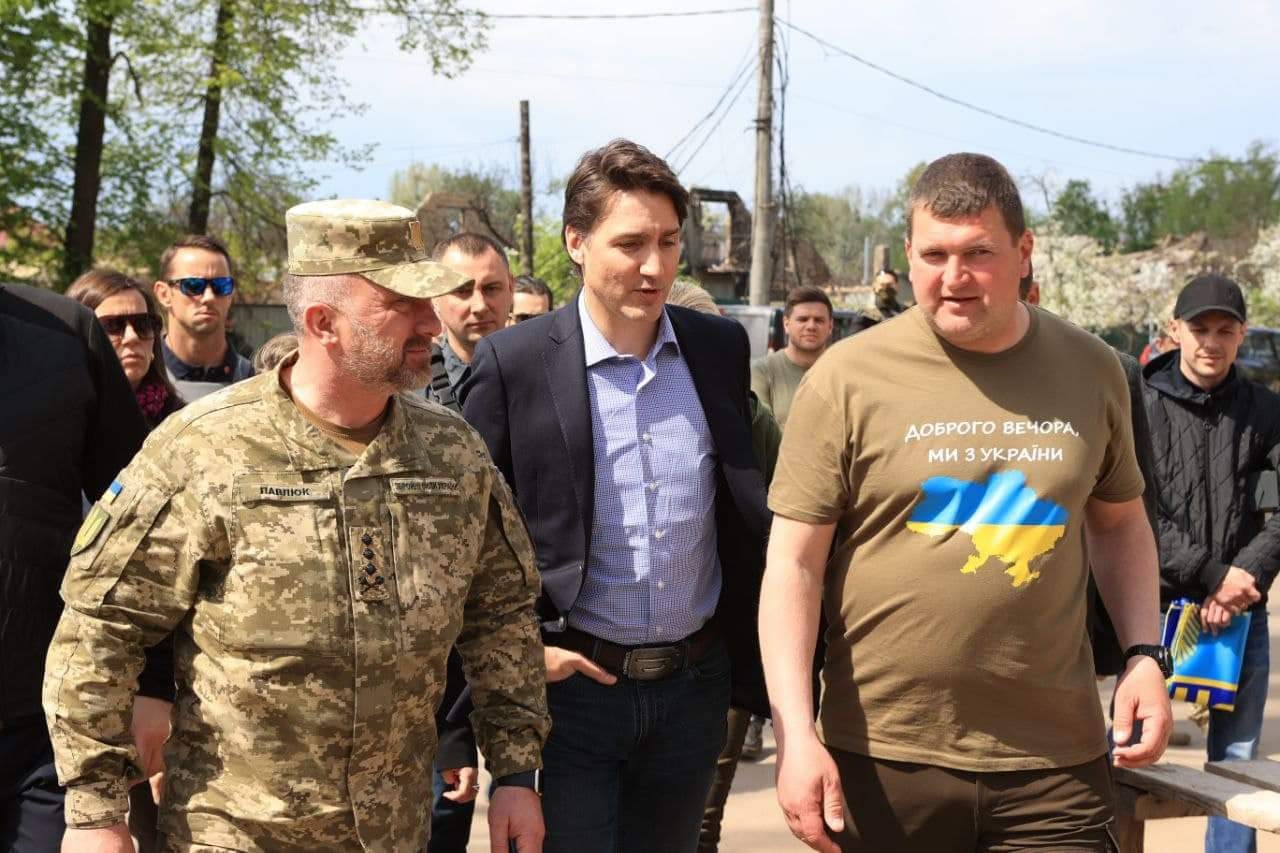Justin Trudeau mengunjungi kota Irpin, Oblast Kyiv, dan bertemu Walikotanya Oleksandr Markushyn. Foto: Oleksandr Markushyn via Kyiv Independent Twitter.