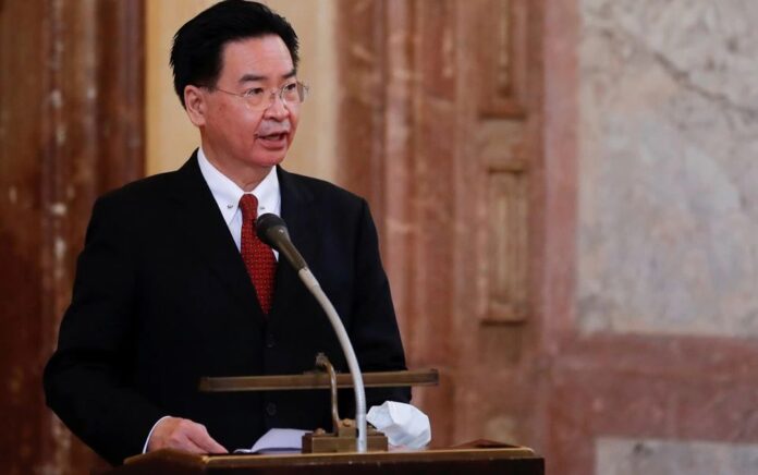 Menteri Luar Negeri Taiwan Joseph Wu berbicara setelah menerima Medali Peringatan Perak dari Senat Parlemen Republik Ceko, di Praha, Republik Ceko, 27 Oktober 2021. Foto: Reuters/David W Cerny.