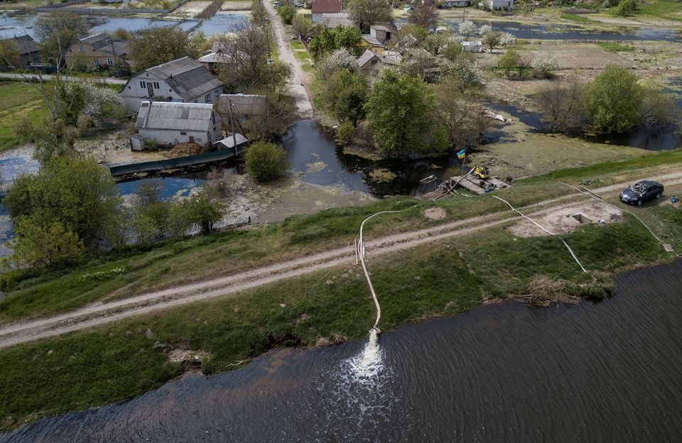 Sebuah stasiun pompa air terlihat di daerah yang tergenang setelah pasukan militer Ukraina membuka bendungan untuk membanjiri daerah pemukiman untuk menghentikan gerak maju pasukan Rusia yang tiba di ibu kota Kyiv, di Demydiv, Ukraina, 15 Mei 2022. Gambar diambil dengan drone. Foto: Reuters/Carlos Barria.