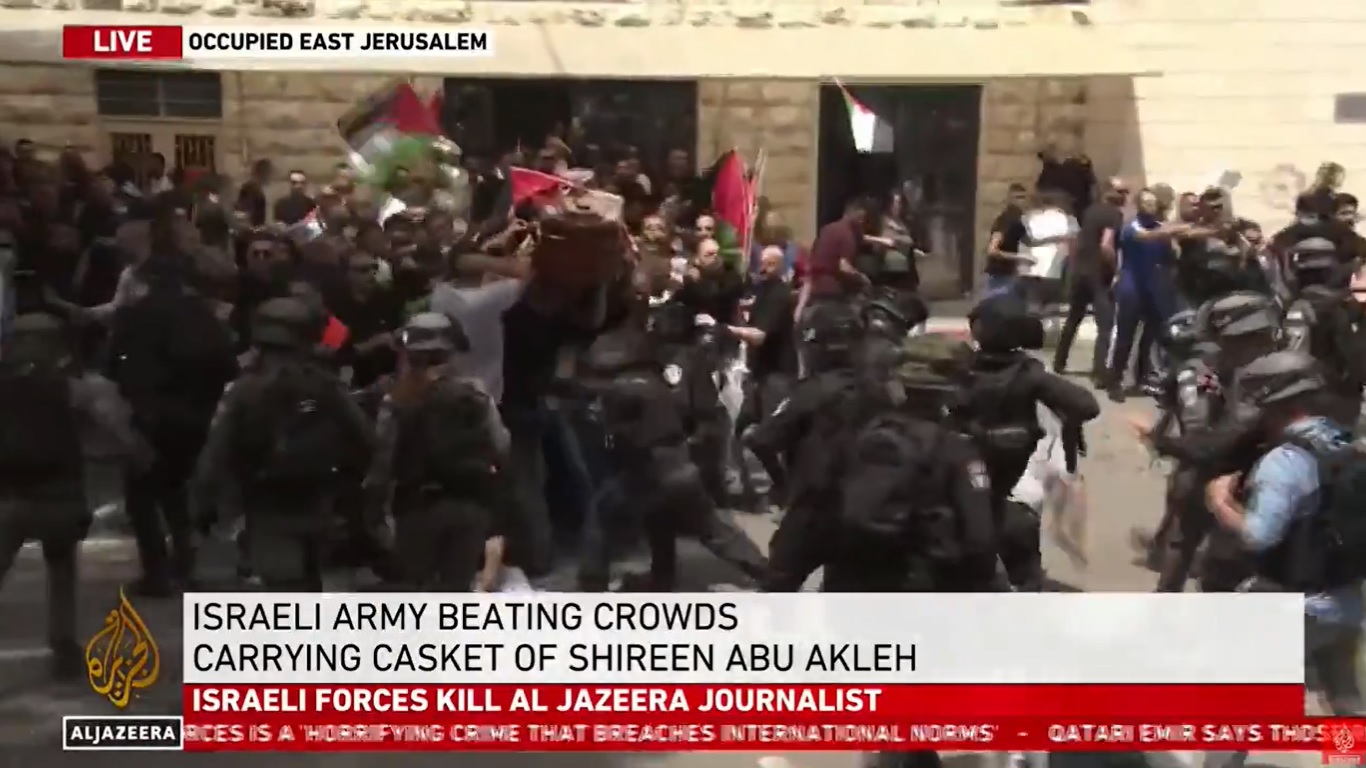 Pasukan Israel memukuli pelayat dan pembawa keranda jenazah almarhum Shireen Abu Akleh di Tepi Barat pada Jumat, 13 Mei 2022. Foto: Tangkapan Layar Video Al Jazeera.