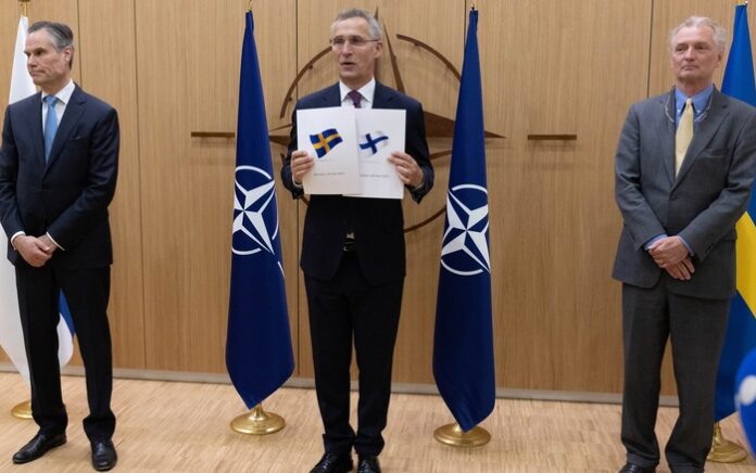 Perwakilan Finlandia dan Swedia resmi mengajukan proposal bergabung dengan NATO di Brussel pada Rabu 15 Mei 2022. Foto: NATO.