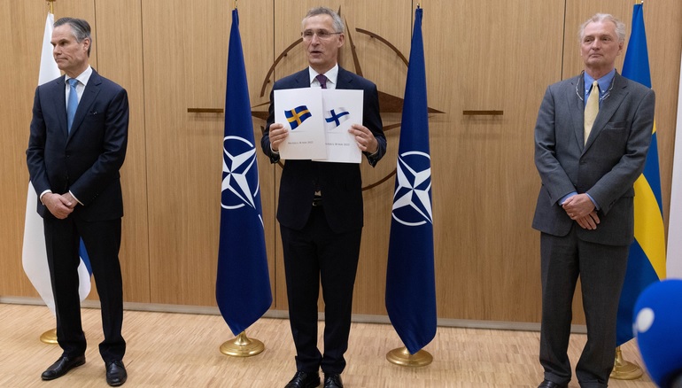 Perwakilan Finlandia dan Swedia resmi mengajukan proposal bergabung dengan NATO di Brussel pada Rabu 15 Mei 2022. Foto: NATO.