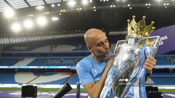 Pep Guardiola angkat trofi kemenangan Liga Inggris musim ini (AP Photo)