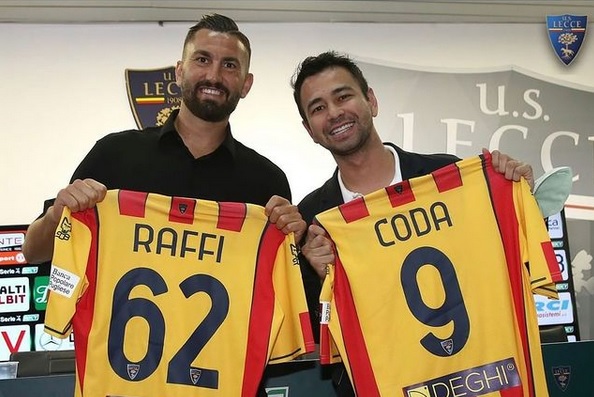 Raffi Ahmad tengah memamerkan jersey Lecce (AP Photo)