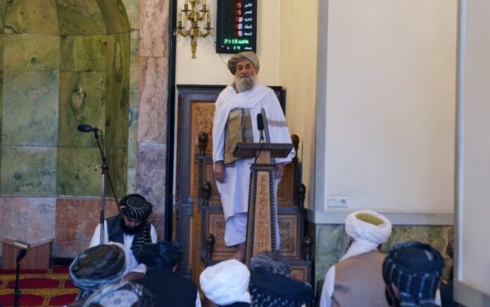 Pemimpin Taliban Mullah Haibatullah Akhunzada saat menjadi imam salat Idul Fitri ribuan jamaah di Masjid Eidgah, sebelah selatan Kandahar, pada Sabtu (1/5). Foto: Twitter Independent Press.