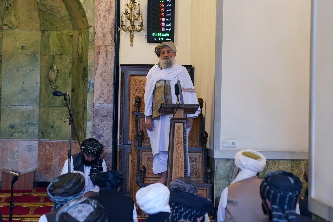 Pemimpin Taliban Mullah Haibatullah Akhunzada saat menjadi imam salat Idul Fitri ribuan jamaah di Masjid Eidgah, sebelah selatan Kandahar, pada Sabtu (1/5). Foto: Twitter Independent Press.