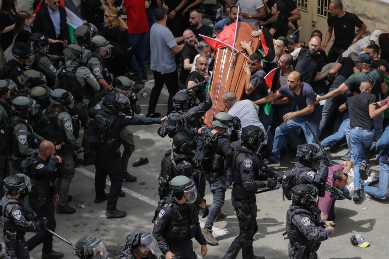 Pembawa peti keranda Shireen Abu Akhleh diserbu Polisi saat prosesi pemakamannya pada Jumat, 13 Mei 2022. Foto: Maya Levin/AP Photo.