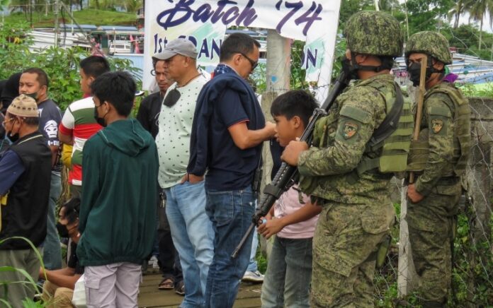 Personel militer berjaga di luar tempat pemungutan suara selama pemilihan presiden Filipina di Marawi di pulau selatan Mindanao, Senin. Foto: Merlyn Manos/AFP.