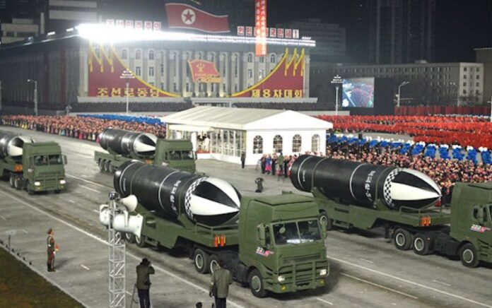 Empat rudal balistik kapal selam (SLBM) kelas Pukguksong baru diluncurkan di trailer truk saat parade militer Korea Utara pada 25 April 2022. Foto: KCNA.