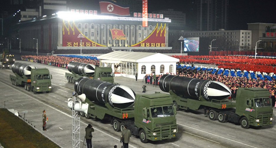 Empat rudal balistik kapal selam (SLBM) kelas Pukguksong baru diluncurkan di trailer truk saat parade militer Korea Utara pada 25 April 2022. Foto: KCNA.