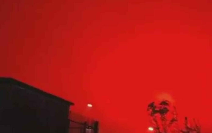 Penguncian Ketat, Langit Shanghai Berubah Warna Menjadi Merah