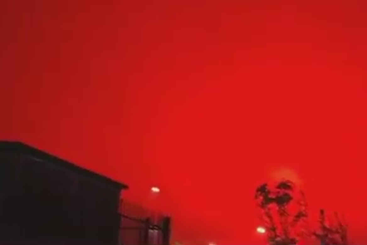 Penguncian Ketat, Langit Shanghai Berubah Warna Menjadi Merah