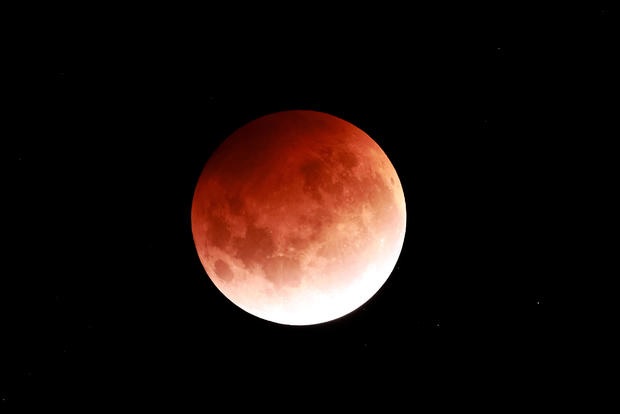 Gerhana bulan total terlihat pada 26 Mei 2021, di Auckland, Selandia Baru. Foto: PHIL WALTER/GETTY IMAGES.