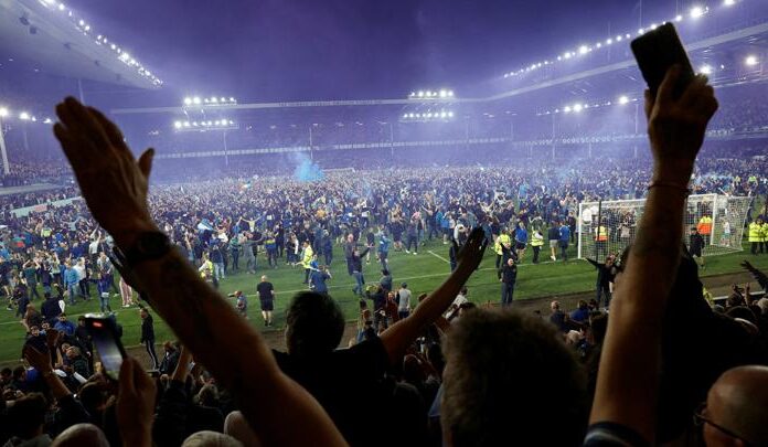 Supporter turun ke lapangan saat laga Everton vs Crystal Palace (AP Photo)
