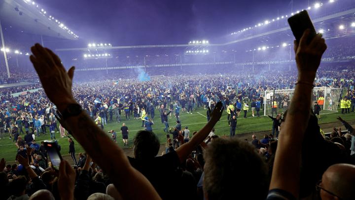 Supporter turun ke lapangan saat laga Everton vs Crystal Palace (AP Photo)