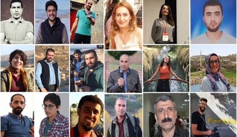 18 dari 20 jurnalis yang ditahan di Diyarbakir, Turki, pekan lalu terlihat dalam gambar ini oleh Jaringan Solidaritas Jurnalis (GDA).