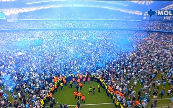 Suporter Manchester City turun ke lapangan saat klub mereka berhasil kalahkan Aston Villa (AP Photo)