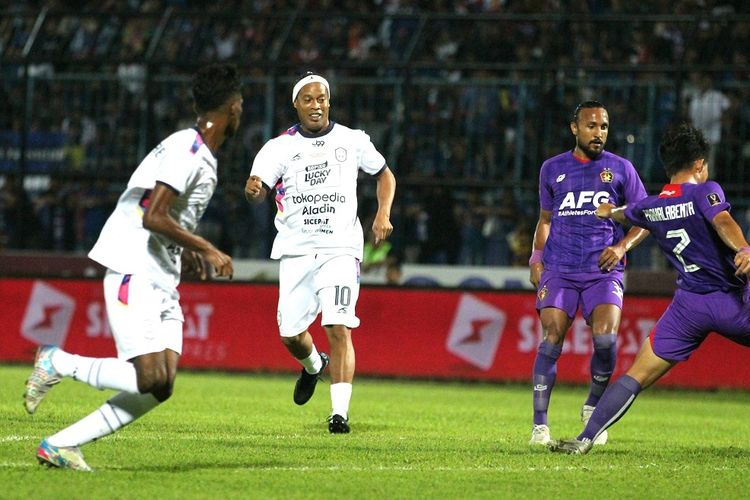 Ronaldinho saat membela RANS Nusantara lawan Persik Kediri (AP Photo)