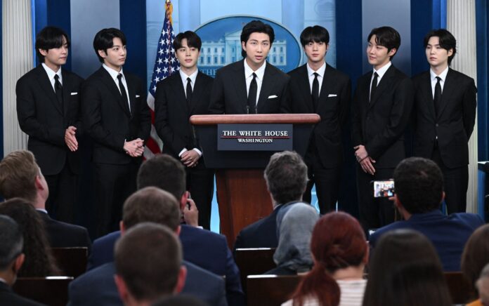 Anggota band K-Pop BTS membuat pernyataan menentang kejahatan kebencian anti-Asia dan untuk penyertaan dan perwakilan selama pengarahan harian di Gedung Putih di Washington, AS, 31 Mei 2022. Foto: Reuters/Leah Millis.