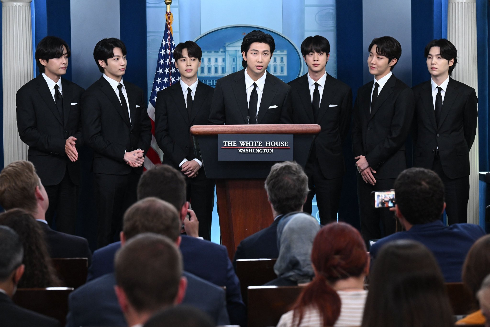 Anggota band K-Pop BTS membuat pernyataan menentang kejahatan kebencian anti-Asia dan untuk penyertaan dan perwakilan selama pengarahan harian di Gedung Putih di Washington, AS, 31 Mei 2022. Foto: Reuters/Leah Millis.
