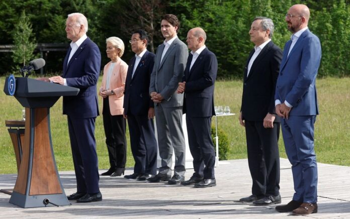 Presiden AS Joe Biden berbicara di sebelah Presiden Komisi Eropa Ursula von der Leyen, Perdana Menteri Jepang Fumio Kishida, Perdana Menteri Kanada Justin Trudeau, Kanselir Jerman Olaf Scholz, Perdana Menteri Italia Mario Draghi dan Presiden Dewan Eropa Charles Michel selama hari pertama pertemuan para pemimpin G7 di kastil Schloss Elmau Bavaria, dekat Garmisch-Partenkirchen, Jerman, 26 Juni 2022. Foto: Pool/Reuters.