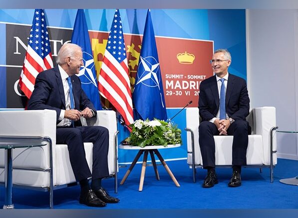 Presiden Amerika Serikat Joe Biden saat bertemu dengan Sekretaris Jenderal NATO Jens Stoltenberg saat pembukaan KTT NATO di Madrid, Rabu 29 Juni 2022. Foto: Twitter Jens Stoltenberg.