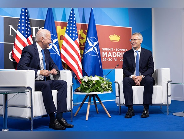 Presiden Amerika Serikat Joe Biden saat bertemu dengan Sekretaris Jenderal NATO Jens Stoltenberg saat pembukaan KTT NATO di Madrid, Rabu 29 Juni 2022. Foto: Twitter Jens Stoltenberg.