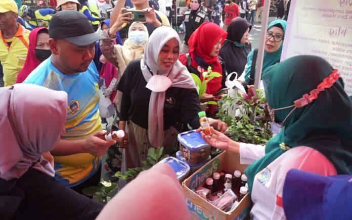 Hari Lingkungan Hidup, Warga Gresik Tukar Sampah Plastik Dapat Bibit Tanaman