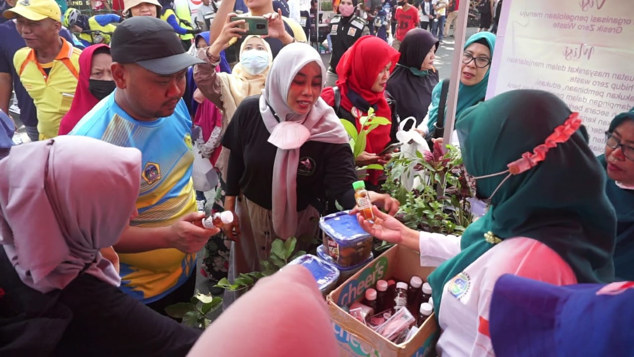 Hari Lingkungan Hidup, Warga Gresik Tukar Sampah Plastik Dapat Bibit Tanaman