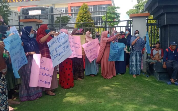 Emak-emak Demo di Mapolres Gresik, Minta Dugaan Korupsi Gapoktan Diusut Tuntas