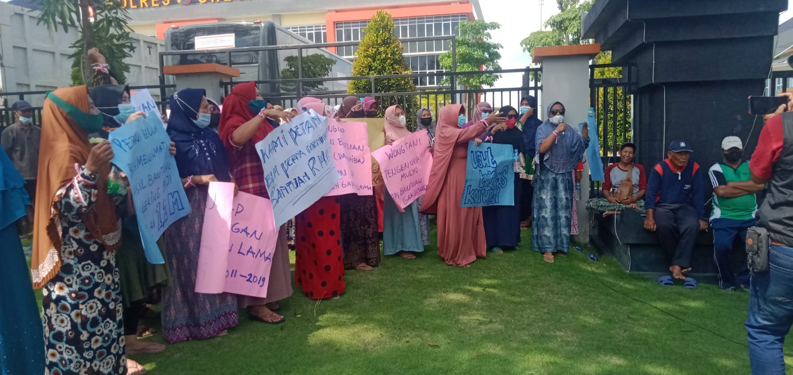 Emak-emak Demo di Mapolres Gresik, Minta Dugaan Korupsi Gapoktan Diusut Tuntas