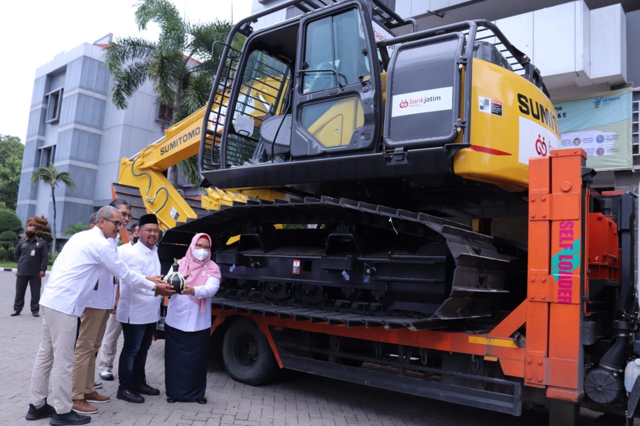 Terima Bantuan Excavator, Pemkab Gresik Target Tuntaskan Banjir Kali Lamong