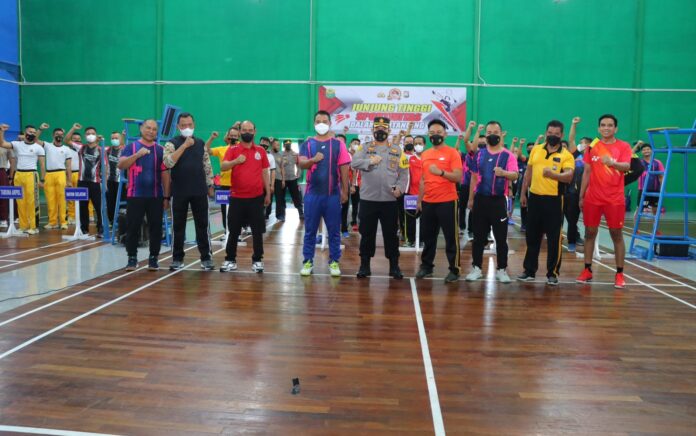 Sambut Hari Bhayangkara ke-76, 32 Tim Bertarung di Turnamen Badminton Kapolres Gresik Cup