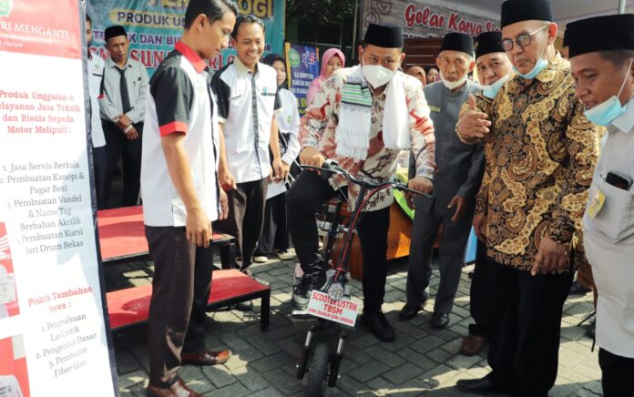 Bupati Gresik Jajal Sepeda Listrik Buatan Siswa SMK Sunan Giri Menganti