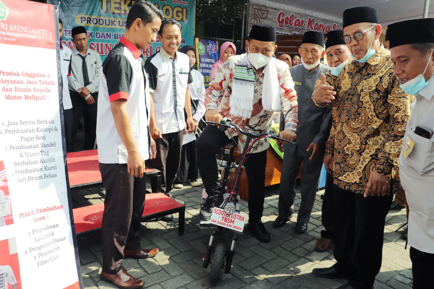 Bupati Gresik Jajal Sepeda Listrik Buatan Siswa SMK Sunan Giri Menganti