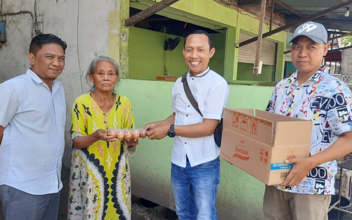 Komunitas Wartawan Gresik Gandeng Pengusaha Ayam Bagikan Telur Gratis