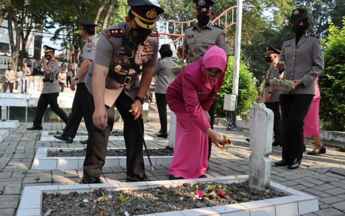 Hari Bhayangkara ke-76, Polres Gresik Ziarah dan Tabur Bunga di Makam Pahlawan