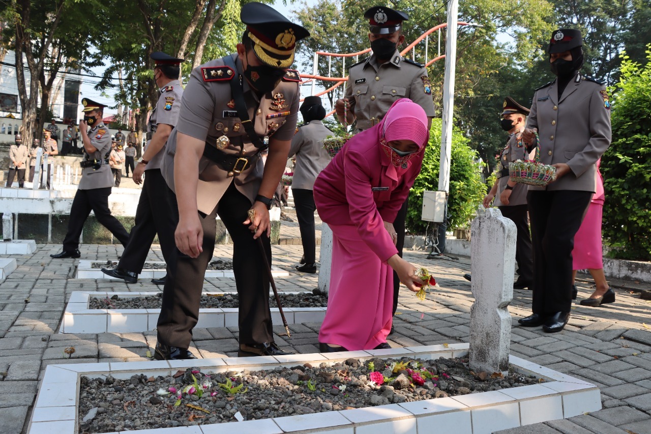 Hari Bhayangkara ke-76, Polres Gresik Ziarah dan Tabur Bunga di Makam Pahlawan