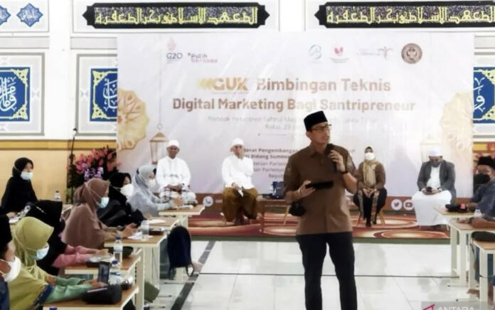 Menparekraf Dorong Santri Manfaatkan Teknologi Pemasaran Digital