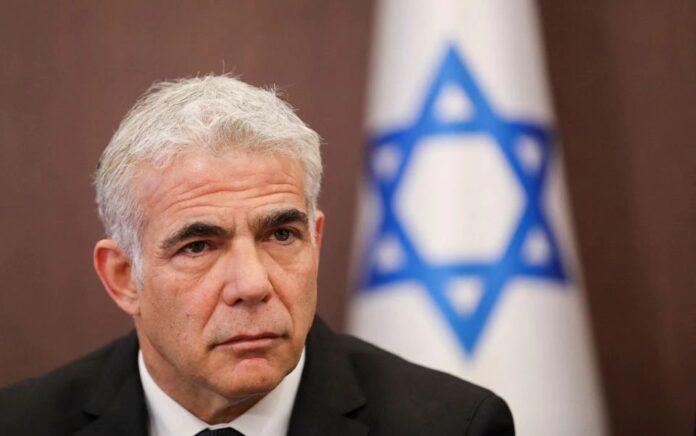 Menteri Luar Negeri Israel Yair Lapid menghadiri rapat kabinet di kantor Perdana Menteri di Yerusalem 15 Mei 2022. Foto: Abir Sultan/Pool via Reuters.