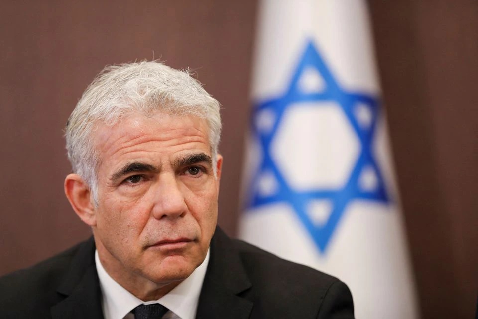 Menteri Luar Negeri Israel Yair Lapid menghadiri rapat kabinet di kantor Perdana Menteri di Yerusalem 15 Mei 2022. Foto: Abir Sultan/Pool via Reuters.