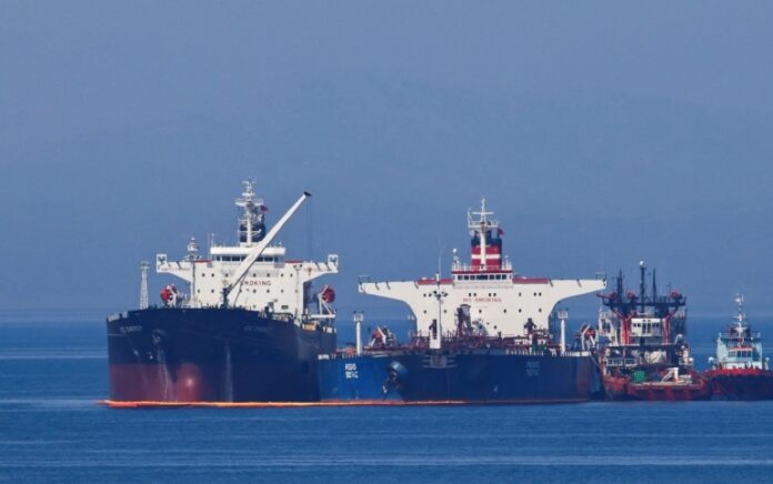 Kapal tanker minyak berbendera Liberia, Ice Energy, memindahkan minyak mentah dari kapal berbendera Iran, Lana, di lepas pulau Evia di Yunani. Foto: Costas Baltas/Reuters.