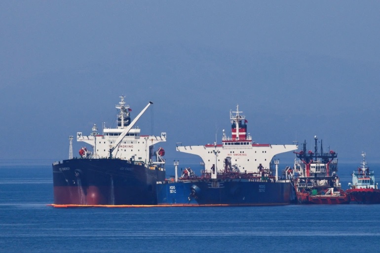 Kapal tanker minyak berbendera Liberia, Ice Energy, memindahkan minyak mentah dari kapal berbendera Iran, Lana, di lepas pulau Evia di Yunani. Foto: Costas Baltas/Reuters.