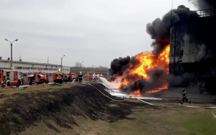 Gambar ini diambil dari rekaman selebaran yang dirilis oleh Kementerian Darurat Rusia pada 1 April 2022, menunjukkan petugas pemadam kebakaran bekerja untuk memadamkan api di depot bahan bakar Rosneft di kota Belgorod, sekitar 40 kilometer (25 mil) dari perbatasan Rusia dengan Ukraina. Foto: AFP.