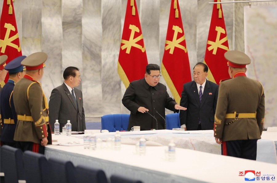 Pemimpin Korea Utara Kim Jong Un mengawasi pertemuan Perluasan Komisi Militer Pusat Partai Buruh Korea pada 22 Juni 2022. Foto: KCNA.